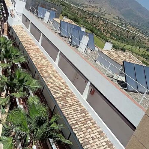 Tajados con paneles solares recientemente rehabilitados